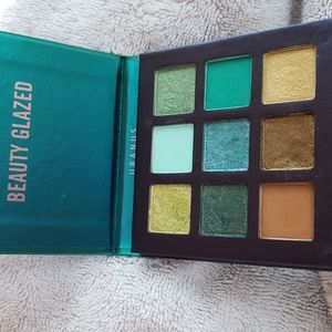 Beauty Glazed Uranus Eyeshadow Palette